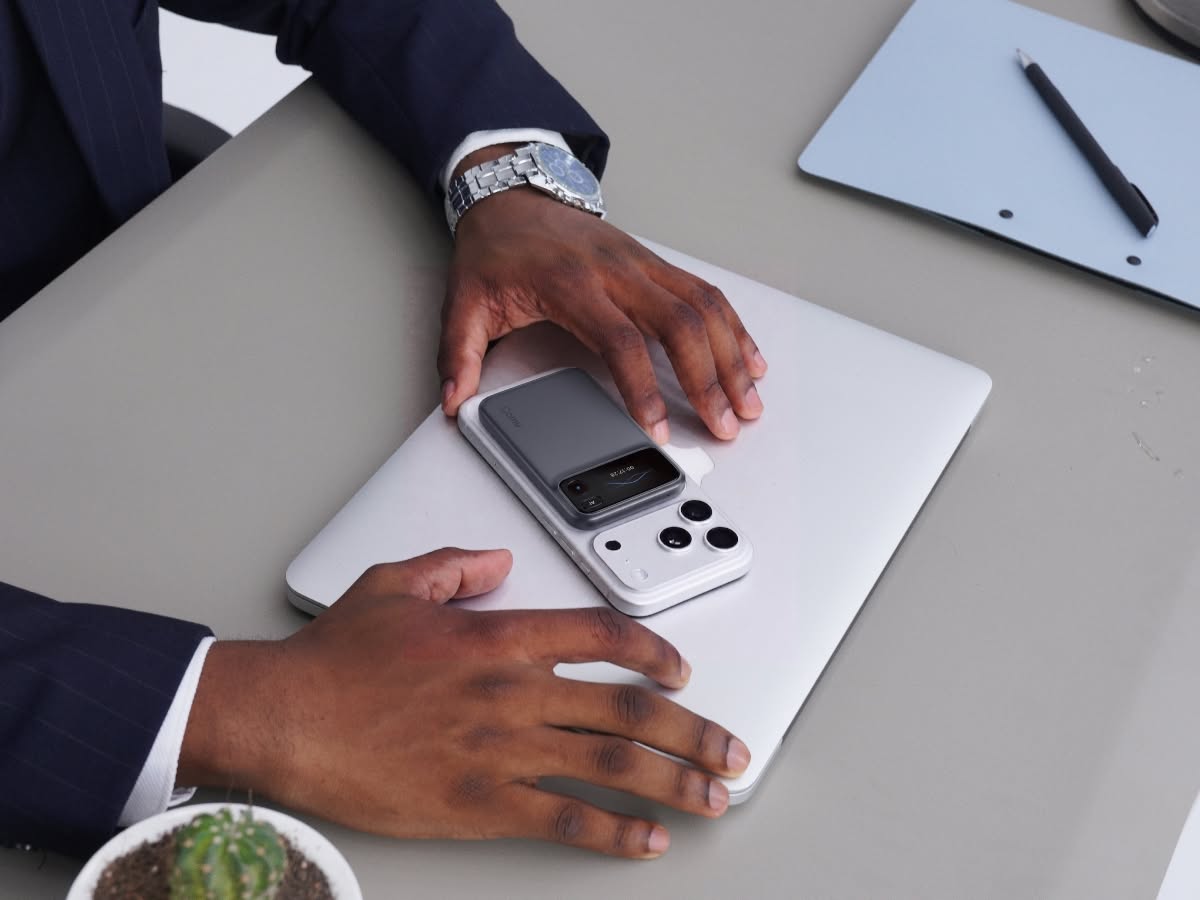 https://store.comu.com/cdn/shop/files/ai-voice-recorder-ai-note-taker-transcriber-black-comulytic-note-pro_us-0709.jpg?v=1783594048&width=1800